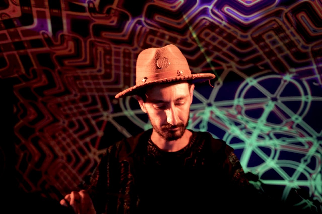 KOOROW performing with a colorful psychedelic stage backdrop